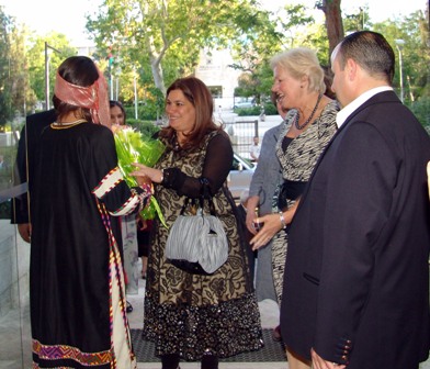 Princess Nafa´a bint Ali welcomed by a Dutch student in traditional Jordanian dress. To the right are the Dutch ambassador, Mrs Joanna van Vliet, and the director of the National Gallery, Dr. Khalid Khreis.